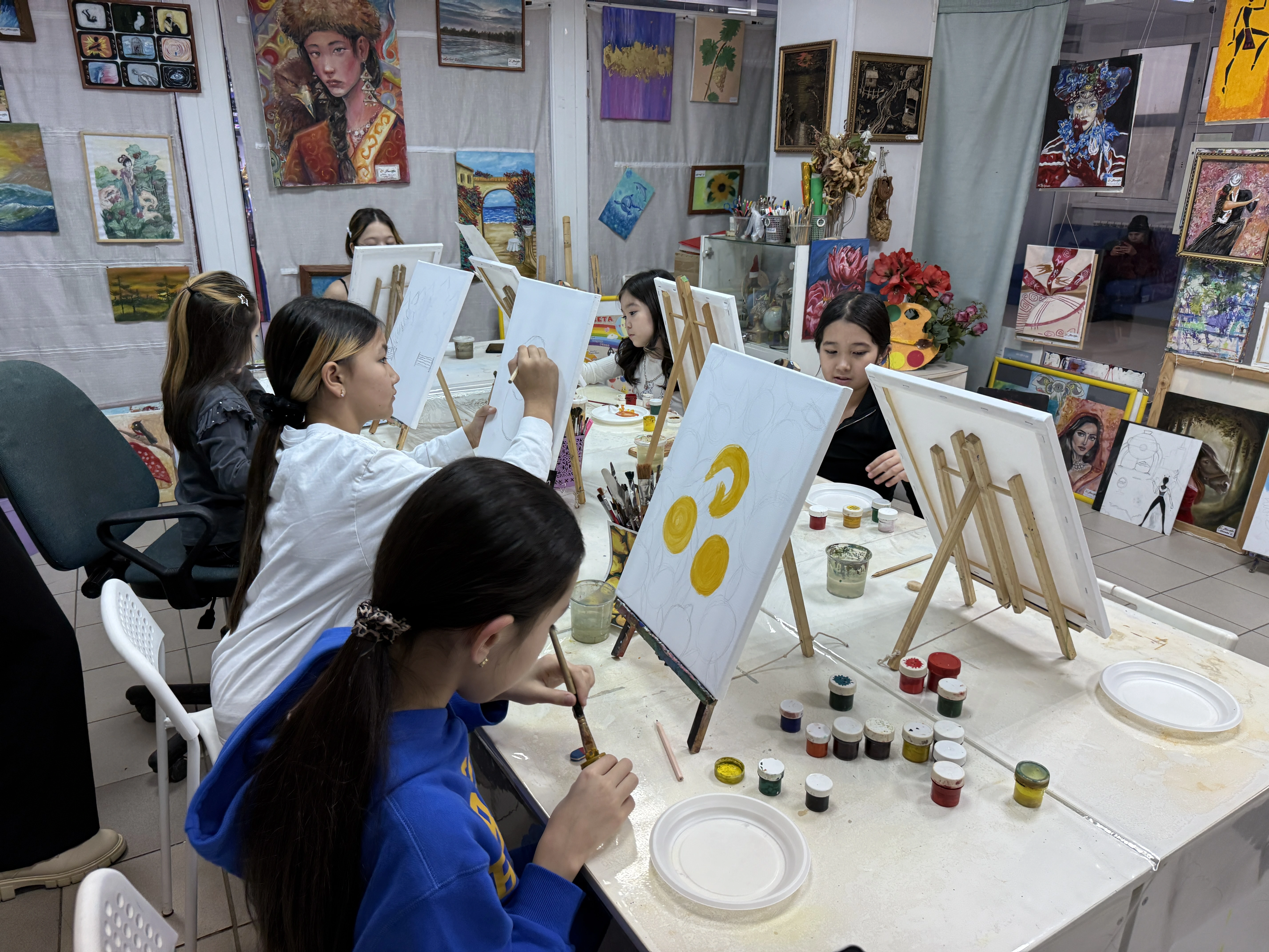 Процесс рисования в студии ПАЛИТРА